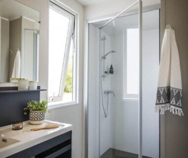 Salle de bains avec douche et lavabo du Camping Le Royan