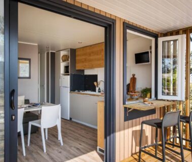 Terrasse ouverte avec bar et coin repas du mobil-home Camping Le Royan