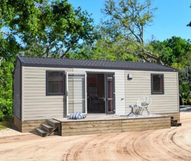 Mobil-home avec terrasse table et chaises au Camping Le Royan