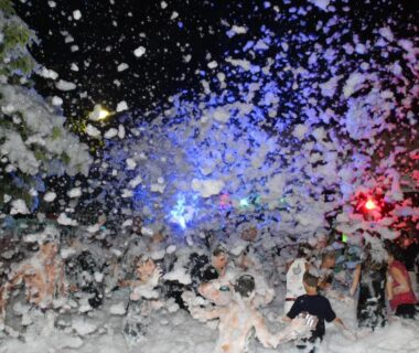 Soirée mousse en plein air avec foule et lumières au Camping Le Royan