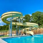 Piscine extérieure avec toboggan en spirale au Camping Le Sagone