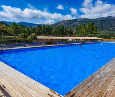 Piscine extérieure et plage en bois du Camping Le Sagone