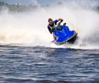 Plan d'eau avec jet ski au Camping Le Sagone