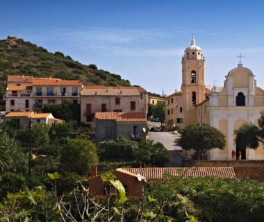 Village corse avec église et collines au Camping Le Sagone