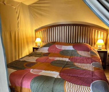 Intérieur de tente avec lit double au Camping Le Sans Souci