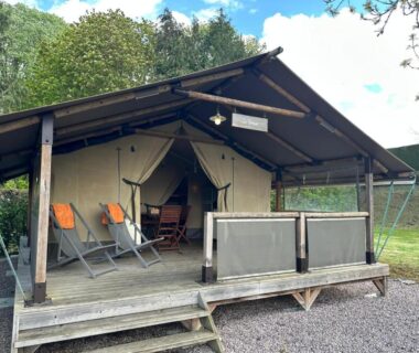 Terrasse couverte avec chaises et tente au Camping Le Sans Souci