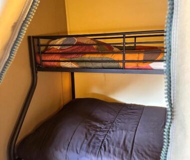 Intérieur de tente avec lit superposé au Camping Le Sans Souci