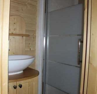 Salle de bain avec douche et lavabo dans le Camping Le Sans Souci