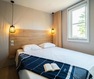 Chambre double avec lit et fenêtre au Camping Le Sequoia