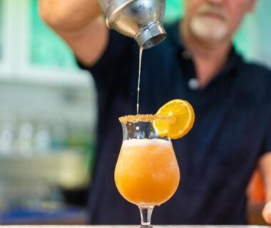Au bar verre de cocktail orange versé au Camping Le Sequoia