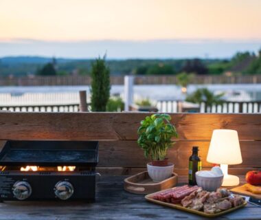 Terrasse avec plancha lampe et planche de charcuterie au Camping Le Sequoia