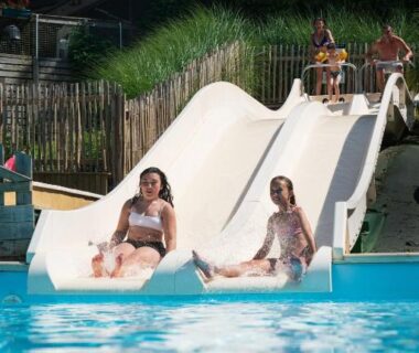 Piscine avec toboggans et personnes glissant au Camping Le Sequoia