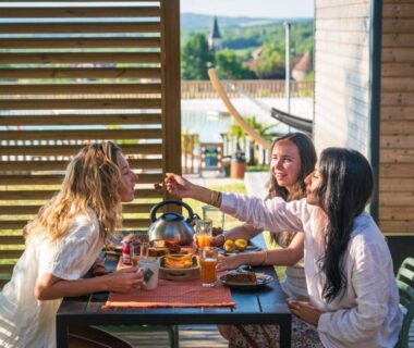 Terrasse en bois avec petit déjeuner de trois personnes au Camping Le Sequoia