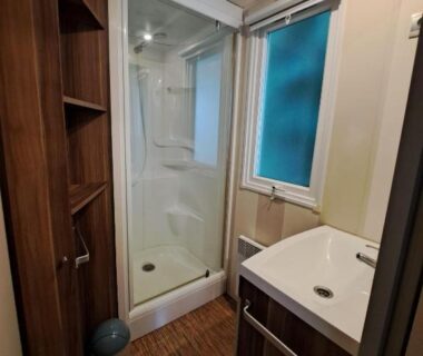 Salle de bains avec douche et lavabo du Camping Le Soulhol