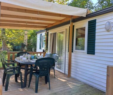 Terrasse couverte avec table et chaises du Camping Le Soulhol
