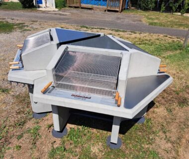 Aire extérieure avec barbecue hexagonal en métal au Camping Le Soulhol