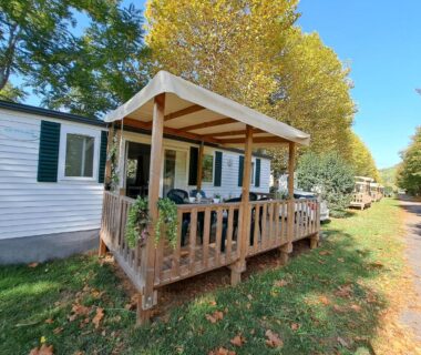 Terrasse couverte avec mobilier sur mobil-home au Camping Le Soulhol