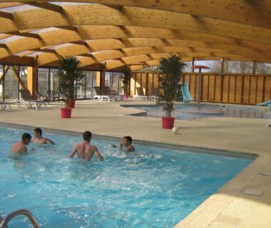 Piscine couverte avec baigneurs au Camping Le Tarteron
