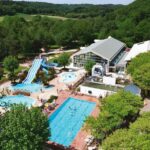 Vue aérienne des piscines et toboggans au Camping Le Ty Nadan - Roan