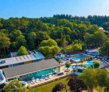Complexe aquatique avec bassins extérieurs et toboggan au camping Le Ty Nadan Roan