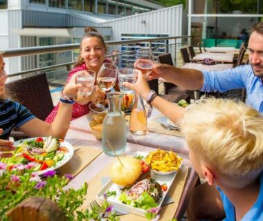Terrasse avec famille à table pour un apéritif au Camping Le Ty Nadan Roan
