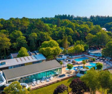 Vue aérienne du complexe piscine avec toboggan et bassin couvert au Camping Le Ty Nadan - Roan