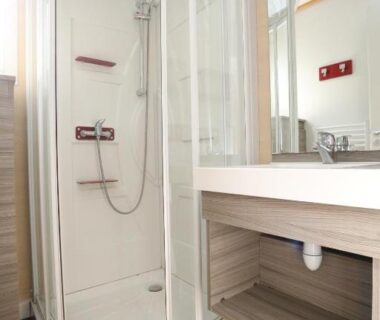 Salle de bain avec cabine de douche du Camping Le Val de Trie