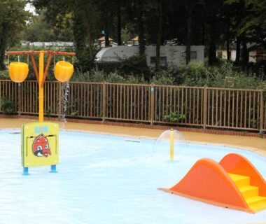 Bassin ludique pour enfants avec toboggan au Camping Le Val de Trie