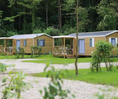 Mobil-homes en terrasse sur pelouse au Camping Le Val de Trie