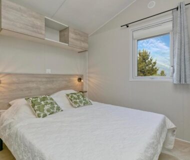Chambre double lumineuse au Camping Le Village de la Mer