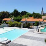 Piscine extérieure et bassin couvert au Camping Le Village de la Mer