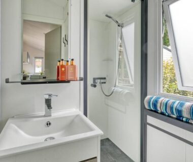 Salle de bain avec lavabo et douche du Camping Le Village de la Mer