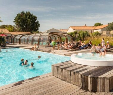 Piscine extérieure spa et transats sur terrasse du Camping Le Village de la Mer
