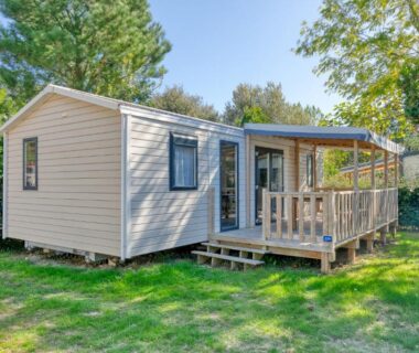 Mobil-home avec terrasse sur pelouse au Camping Le Village de la Mer
