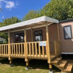 Terrasse couverte et mobil-home au Camping Le Walric