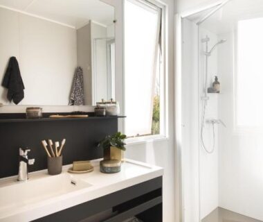 Salle de bain avec douche et fenêtre du Camping Le Walric