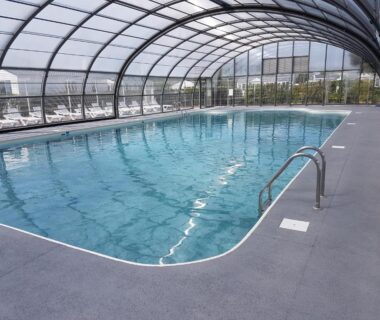 Piscine couverte sous dôme au Camping Le Walric
