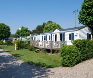 Allée bordée de mobil-homes au Camping Le Walric