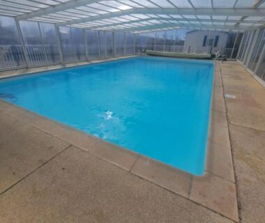 Piscine couverte sous toit translucide au Camping Les 2 Plages