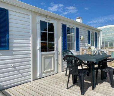 Terrasse en bois avec table et chaises devant mobil-home du Camping Les 2 Plages