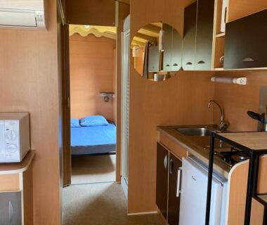 Intérieur mobil-home avec kitchenette au Camping Les Amandiers
