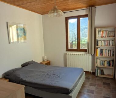Chambre double avec fenêtre et bibliothèque au Camping Les Berges Du Doux