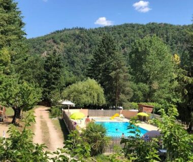 Piscine et aire de jeux dans la nature au Camping Les Berges Du Doux