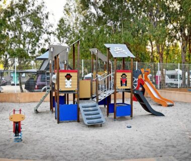 Aire de jeux pour enfants dans le camping Les Castors