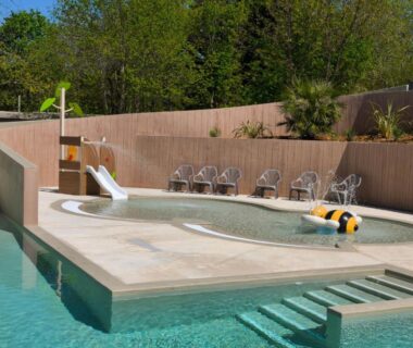 Piscine extérieure et pataugeoire avec toboggan au Camping Les Charmes