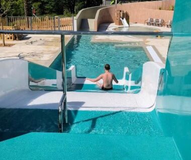 Piscine et toboggans avec baigneur au Camping Les Charmes