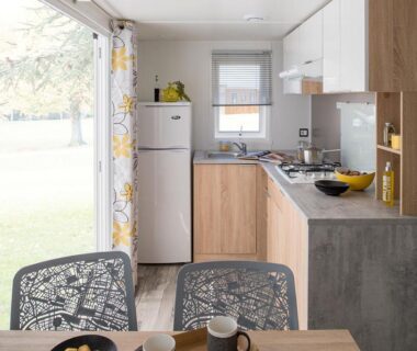Cuisine et coin repas dans mobil-home au Camping Les Chênes Verts