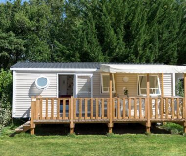 Mobil-home sur pelouse avec terrasse au Camping Les Chèvrefeuilles