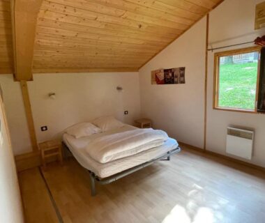 Chambre mansardée avec lit double au Camping Les Etoiles