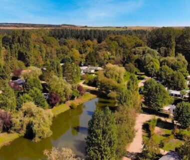 Étangs et emplacements boisés vus du ciel au Camping Les Fontaines